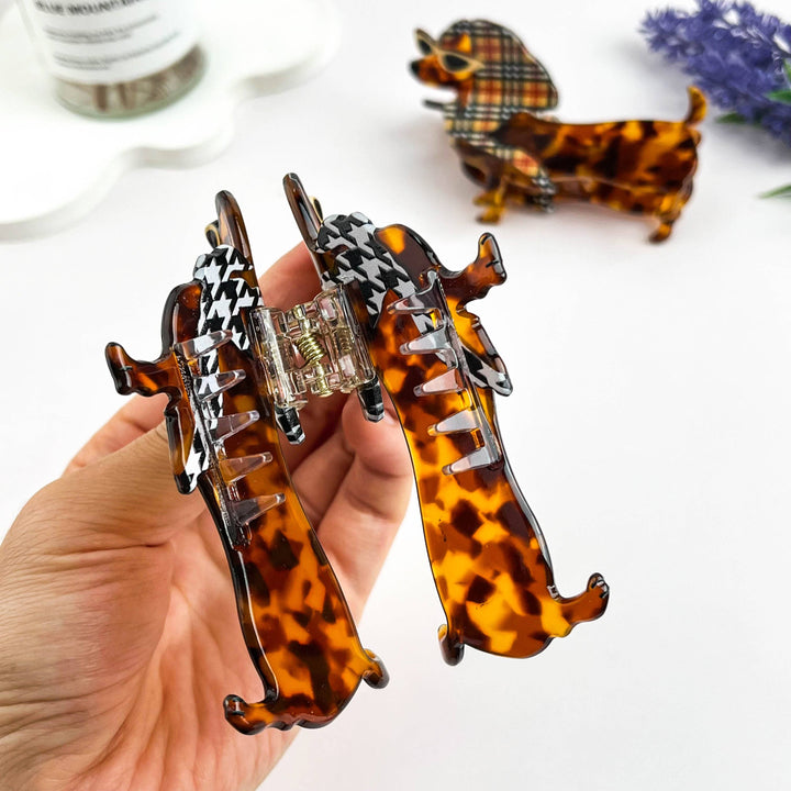 Trendige Haarklammer (Dackel) mit Leopard- und Karo-Kopftuch