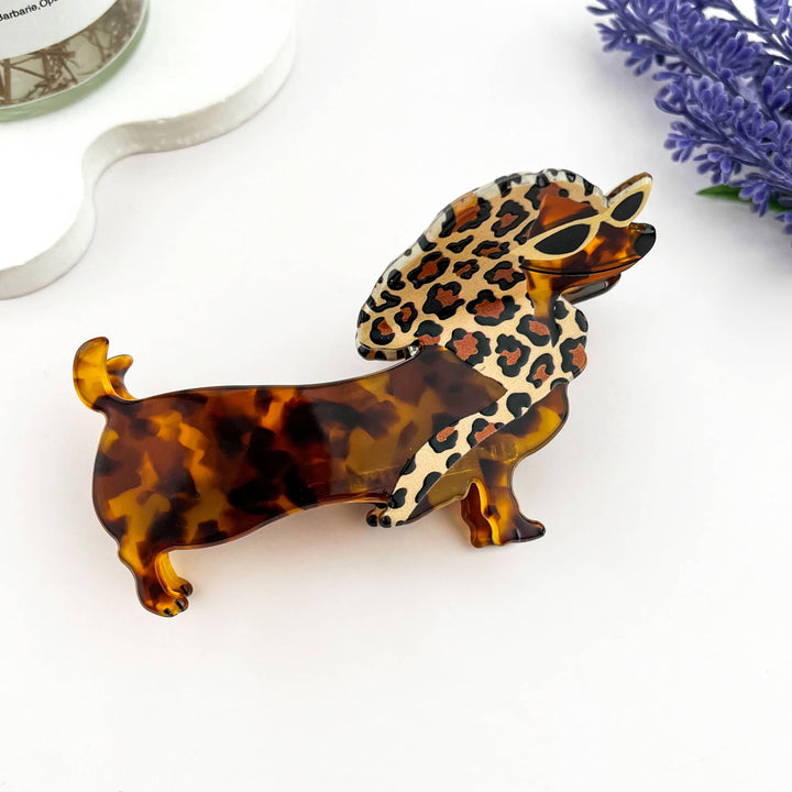 Trendige Haarklammer (Dackel) mit Leopard- und Karo-Kopftuch