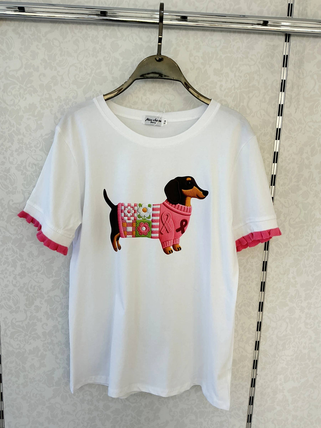 Weißes T-Shirt mit Rüschen – Dackel im Pullover [Z8535]
