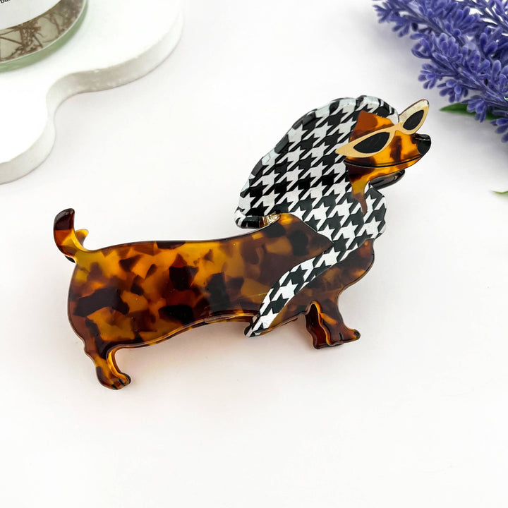 Trendige Haarklammer (Dackel) mit Leopard- und Karo-Kopftuch