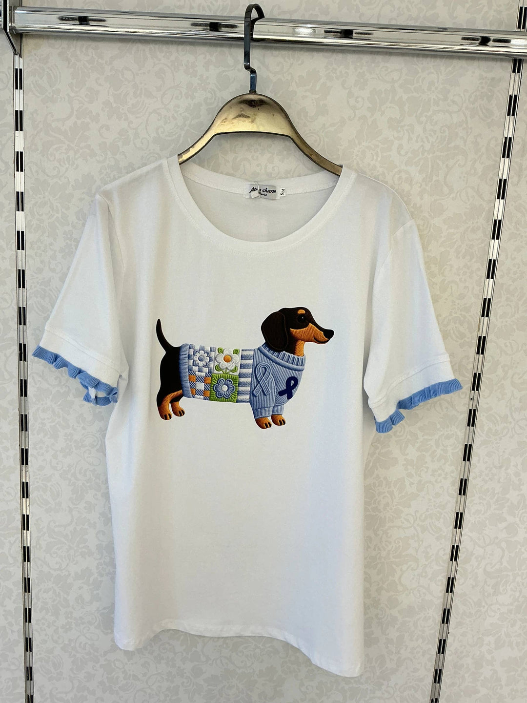 Weißes T-Shirt mit Rüschen – Dackel im Pullover [Z8535]