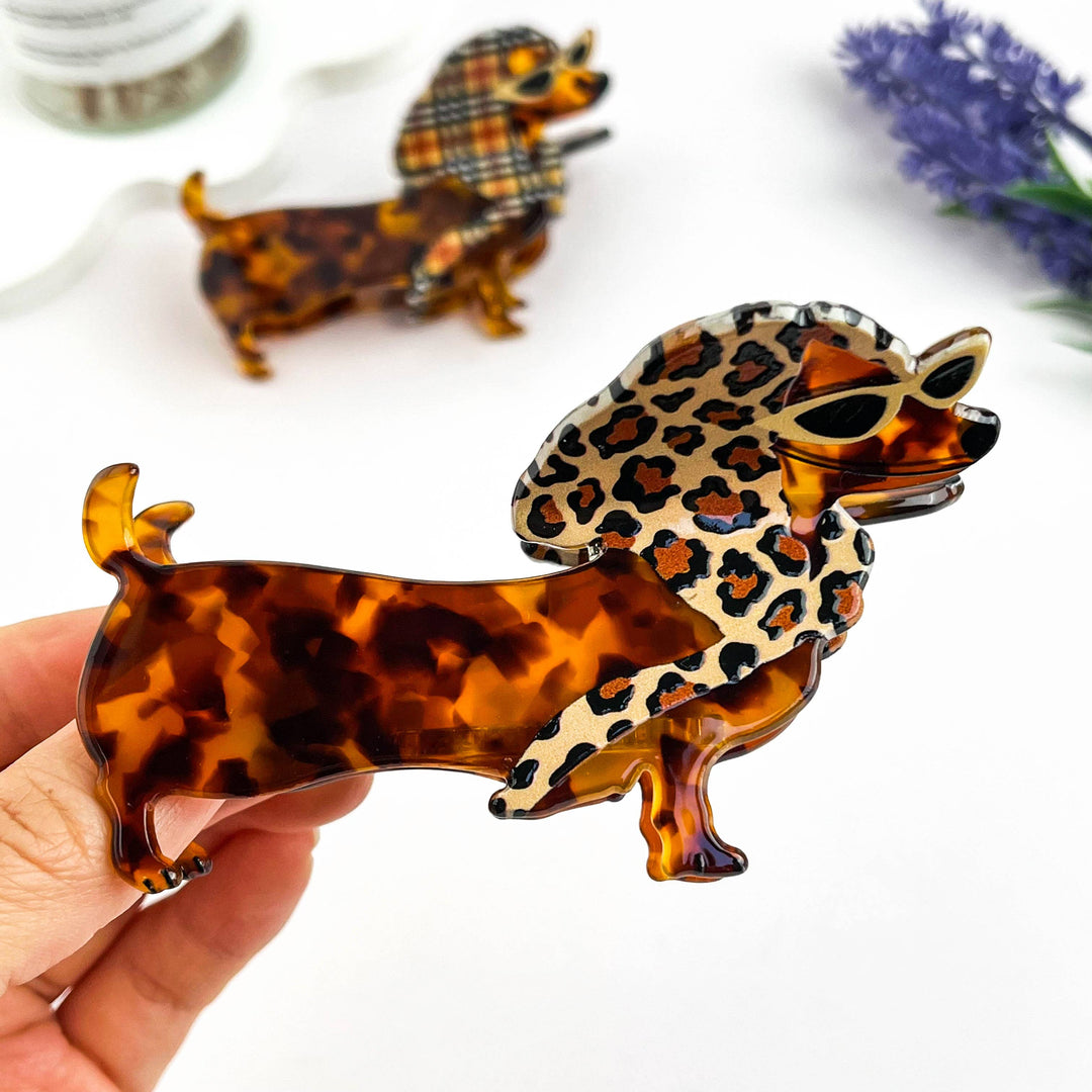 Trendige Haarklammer (Dackel) mit Leopard- und Karo-Kopftuch