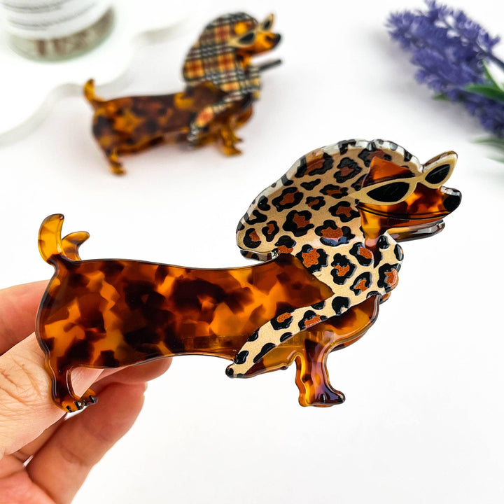 Trendige Haarklammer (Dackel) mit Leopard- und Karo-Kopftuch