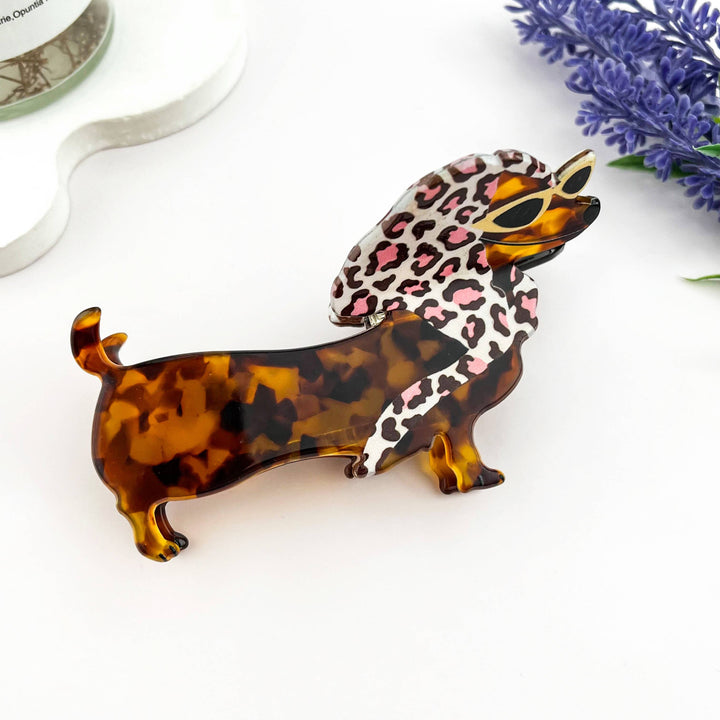 Trendige Haarklammer (Dackel) mit Leopard- und Karo-Kopftuch