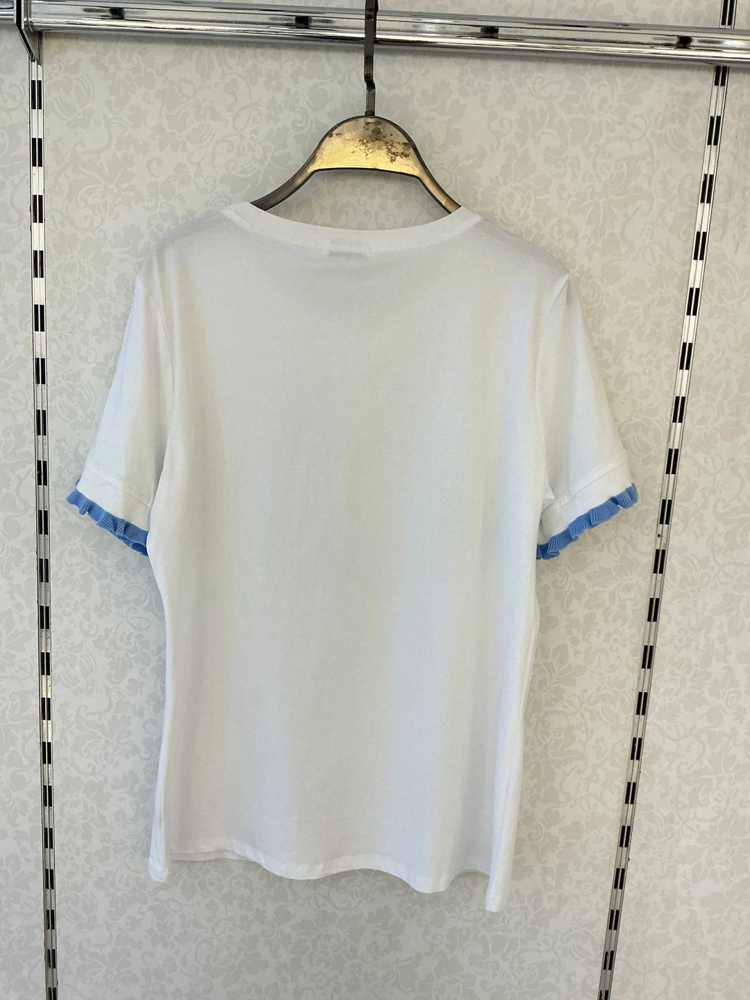 Weißes T-Shirt mit Rüschen – Dackel im Pullover [Z8535]